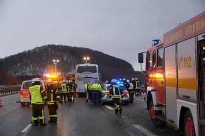 Aichelberg: Bus aus England Veruenglueckt auf der A8 - Rettungshubschrauber im Einsatz