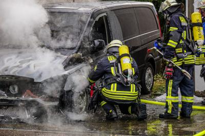 Plochingen: Leichenwagen geht in Flammen auf