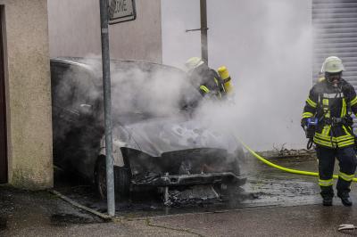 Plochingen: Leichenwagen geht in Flammen auf