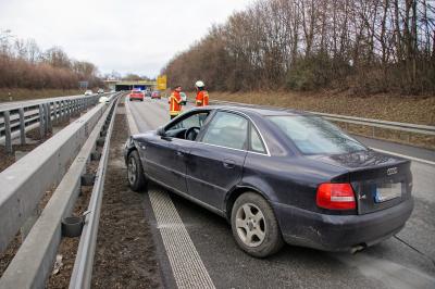 Leinfelden-Echterdingen: Pkw kracht in Leitplanke
