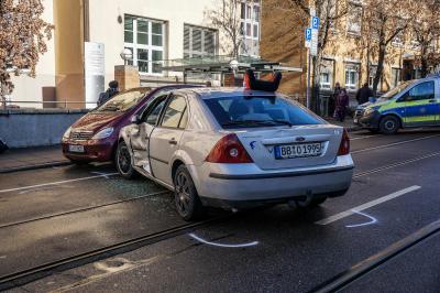 Stuttgart-Ost: Pkw kollidiert mit Notarzteinsatzfahrzeug vor dem Krankenhaus 