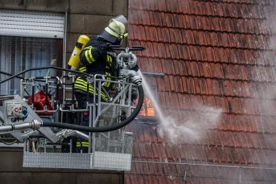 Altbach: Gebaeude geht bei Heizoellieferung in Flammen auf - Mehrere Verletzte