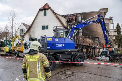 Altbach: THW im Einsatz! - Gebaeude geht bei Heizoellieferung in Flammen auf - Mehrere Verletzte
