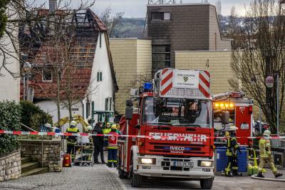 Altbach: THW im Einsatz! - Gebaeude geht bei Heizoellieferung in Flammen auf - Mehrere Verletzte