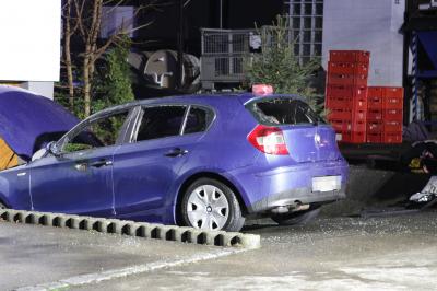 Beuren: PKW brannte vor Gebaeude 