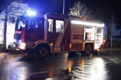 Beuren: PKW brannte vor Gebaeude 