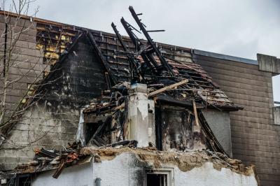 Altbach: Buergermeister vor Ort! - Gebaeude geht bei Heizoellieferung in Flammen auf - Mehrere Verletzte