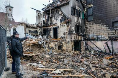 Altbach: Buergermeister vor Ort! - Gebaeude geht bei Heizoellieferung in Flammen auf - Mehrere Verletzte