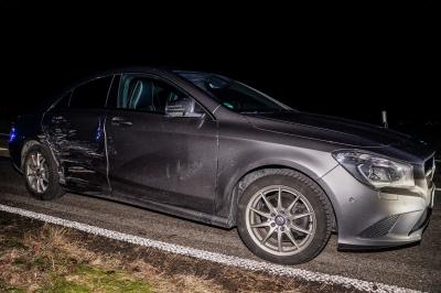 Baltmannsweiler: Pkw stoesst mit Gegenverkehr zusammen - 2 Verletzte