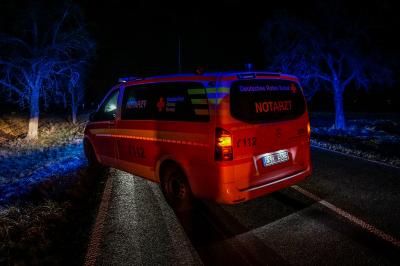 Baltmannsweiler: Pkw stoesst mit Gegenverkehr zusammen - 2 Verletzte