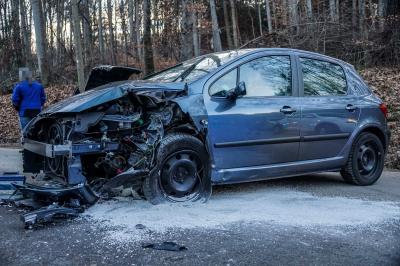 Kernen-Stetten: Frontalzusammenstoss zweier Pkw fordert Verletzte