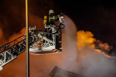 Waiblingen-Hegnach: Brand bei Feuerwehrmann - Gebaeude in Vollbrand - Grosseinsatz von ueber 100 Einsatzkraeften