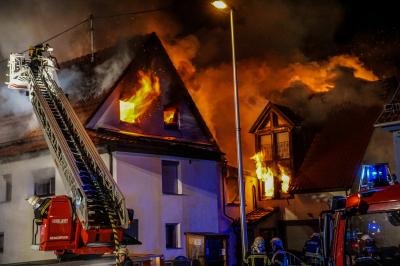 Waiblingen-Hegnach: Brand bei Feuerwehrmann - Gebaeude in Vollbrand - Grosseinsatz von ueber 100 Einsatzkraeften