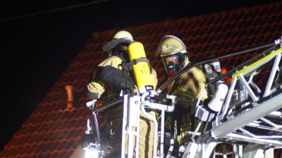 Remseck a.N.: Schnelles Eingreifen verhindert Schlimmeres! Dachstaender auf einem Wohnhaus faengt Feuer