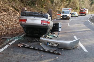 Tiefenbronn: Pkw ueberschlaegt sich - eine Verletzte Person