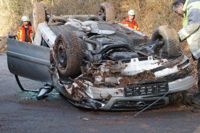 Tiefenbronn: Pkw ueberschlaegt sich - eine Verletzte Person