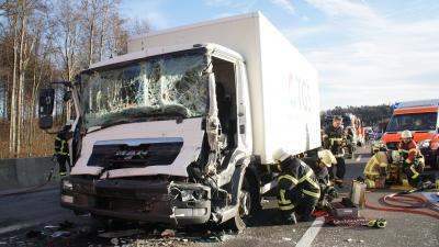 Sindelfingen : Auffahrunfall auf der A8 mit drei Lkw 