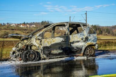 Ebersbach a. d. Fils: Pkw in Flammen - Fahrer alkoholisiert