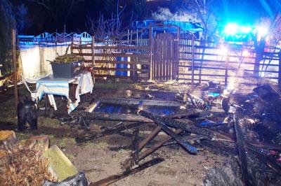 Vaihingen-Enz: Gartenhuettenvollbrand - Feuerwehr mit Grossaufgebot