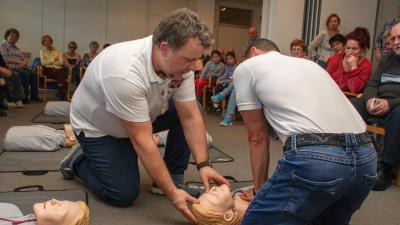 Leonberg: Was tun bis der Notarzt kommt - Notfallhilfekurs im Leonberger Krankenhaus