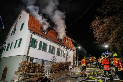 Burgstetten: Missgeschick loest Gebaeudevollbrand einer Asylunterkunft aus - Voegel gerettet