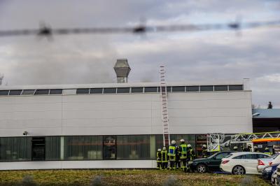 Kirchheim: Brand einer Lackierkabine in einer Firma - 2 Drehleitern im Einsatz - 4 Verletzte