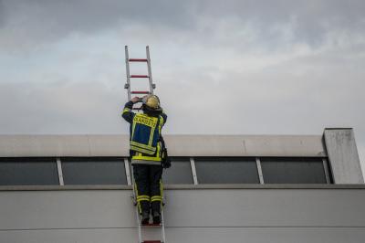 Kirchheim: Brand einer Lackierkabine in einer Firma - 2 Drehleitern im Einsatz - 4 Verletzte