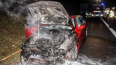 Rutesheim: PKW faengt auf der Autobahn Feuer