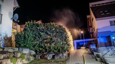 Aidlingen-Deufringen: Naechtlicher Feuerwehreinsatz in Deufringen - Holzunterstand faengt Feuer