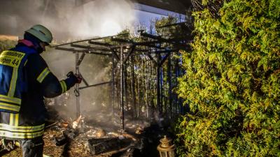 Aidlingen-Deufringen: Naechtlicher Feuerwehreinsatz in Deufringen - Holzunterstand faengt Feuer
