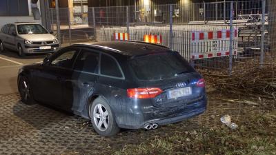 Herrenberg:Pkw Fahrer touchiert mehrere Pkw und landet neben der Strasse 