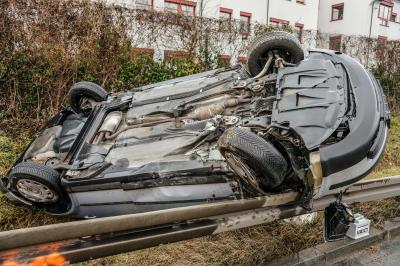 Esslingen/B10: Pkw ueberschlaegt sich nach Unfall - mehrere Verletzte