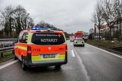 Esslingen/B10: Pkw ueberschlaegt sich nach Unfall - mehrere Verletzte