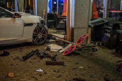 Stuttgart-Nord: Raserunfall - Sportwagen rammt Kleinwagen innerorts - 2 Tote 