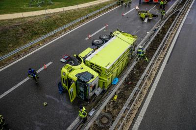Suessen: Muellfahrzeug kippt auf die B10 - 2 Verletzte 