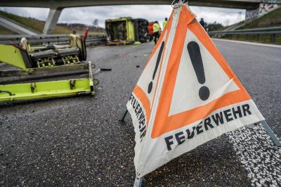 Suessen: Muellfahrzeug kippt auf die B10 - 2 Verletzte 