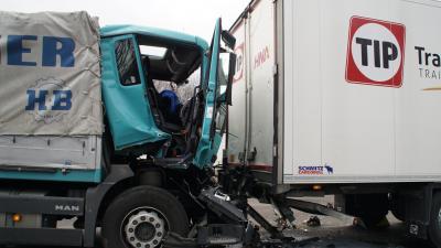 Ditzingen:Auffahrunfall zweier Lkw fordert Vollsperrung dervA81