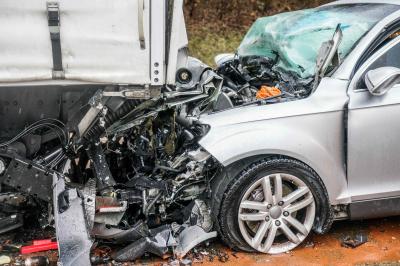 Gruibingen/ A8: Ungebremst aufgefahren / Zwei Schwerverletzte und rund 70.000 Euro Schaden