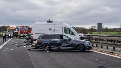 Gaeufelden: Mehrer schwer Verletzte nach Massenchrash auf der A81