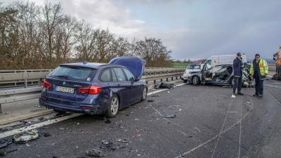 Gaeufelden: Mehrer schwer Verletzte nach Massenchrash auf der A81