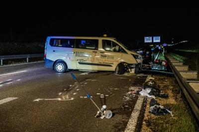 Leinfelden-Echterdingen/ A8: Taxi rammt Pannenfahrzeug - Ein lebensgefaehrlich verletzter