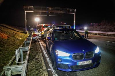 Leinfelden-Echterdingen/ A8: Taxi rammt Pannenfahrzeug - Ein lebensgefaehrlich verletzter