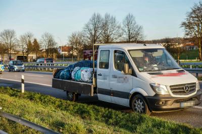 Deizisau/B10: Bauschutt auf Ladeflaeche brannte