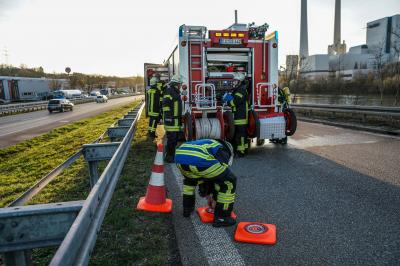 Deizisau/B10: Bauschutt auf Ladeflaeche brannte