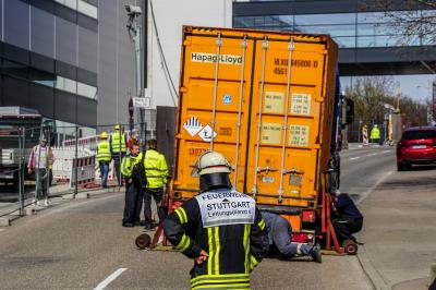 Stuttgart-Zuffenhausen: Gefahrgut verrutscht in Container und sorgt fuer Feuerwehreinsatz 