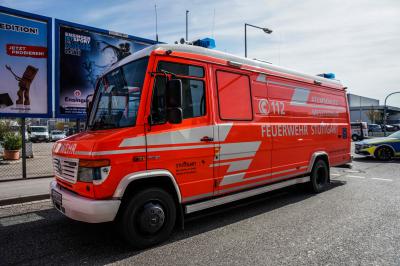 Stuttgart-Zuffenhausen: Gefahrgut verrutscht in Container und sorgt fuer Feuerwehreinsatz 
