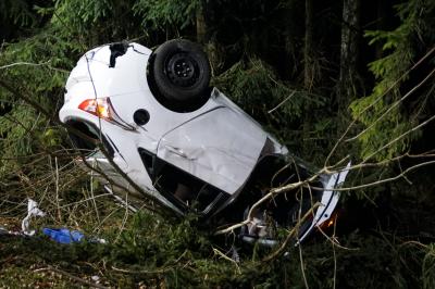 Westerheim: Auto ueberschlug sich mehrfach ein betrunkener Autofahrer und sein Beifahrer wurden bei Unfall schwer verletzt