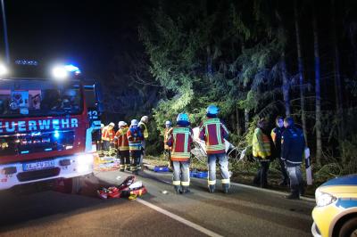 Westerheim: Auto ueberschlug sich mehrfach ein betrunkener Autofahrer und sein Beifahrer wurden bei Unfall schwer verletzt