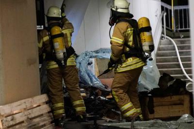 Esslingen: Paletten und Baumaterial brannten in Bahnunterfuehrung