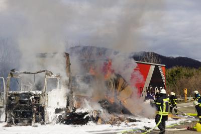 Gruibingen/A8: LKW brannte auf der Autobahn - Vollsperrung